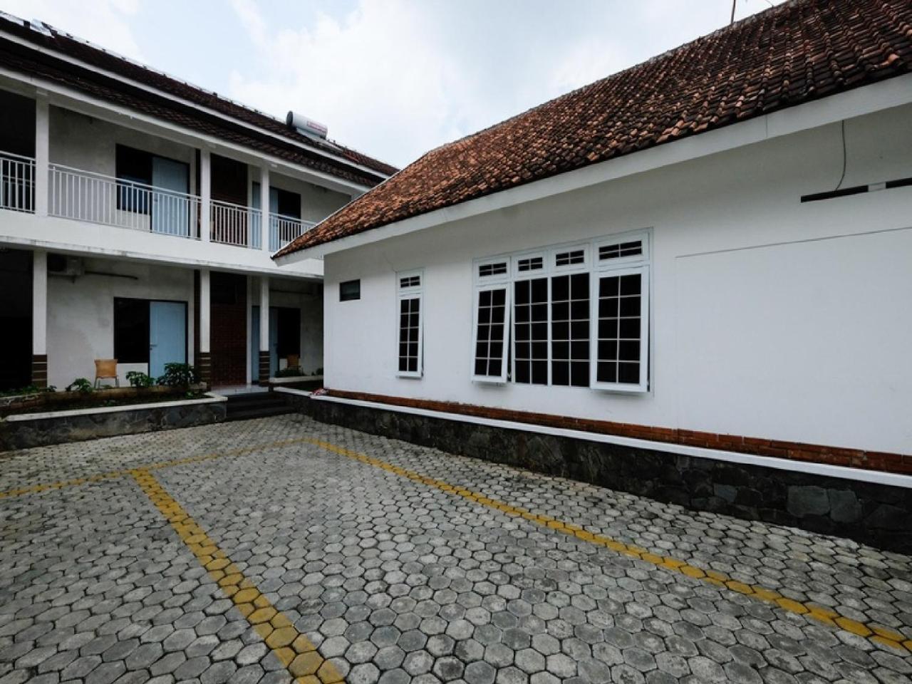 RedDoorz near Moro Mall Purwokerto Exterior foto